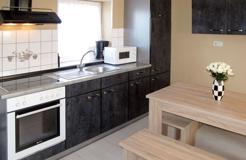Verchen House | Cozy Villa Apartment for 4 with Lake View & Pet Friendly
