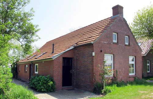 Bunde House | Inviting Villa Apartment for 7 with Ocean View & Pet-Friendly
