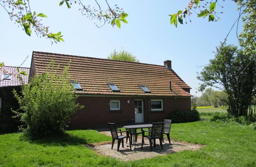 Bunde House | Inviting Villa Apartment for 7 with Ocean View & Pet-Friendly