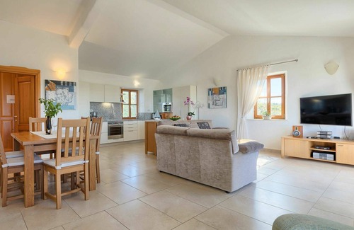 Bibali House | Modern Villa Retreat for 5 with Pool, WiFi & Ocean View