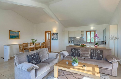 Bibali House | Modern Villa Retreat for 5 with Pool, WiFi & Ocean View
