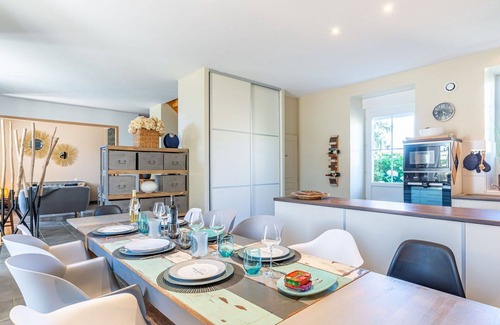 Caden Villa | Inviting Villa Apartment for 8 with Private Pool & WiFi