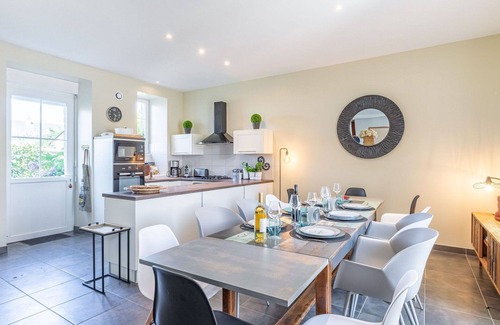 Caden Villa | Inviting Villa Apartment for 8 with Private Pool & WiFi