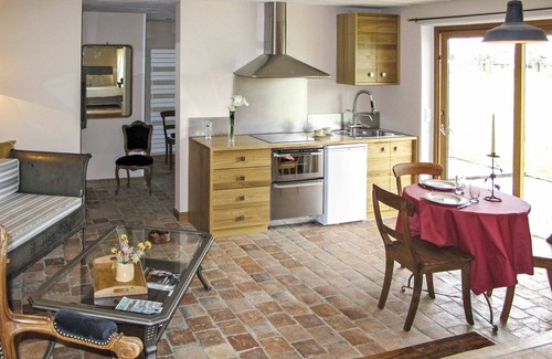 Corbon House | Cozy Villa Apartment for 3 with Pool, WIFI & Pet Approval