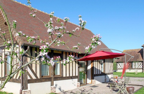 Corbon House | Cozy Villa Apartment for 3 with Pool, WIFI & Pet Approval