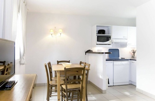 Crozon House | Inviting Villa Apartment for 6 with Pool and Ocean Views
