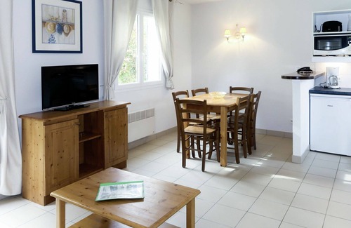 Crozon House | Inviting Villa Apartment for 6 with Pool and Ocean Views