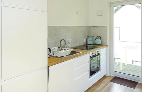 Warin Apartment | Relaxing 2 Bedroom Retreat with Lake View in Warin