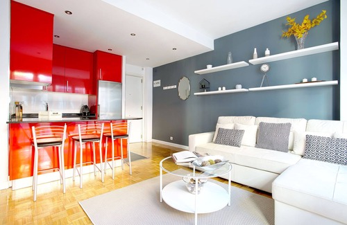 Jeronimos Apartment | Elegant Retreat by Museo del Prado with Spa & Kitchen