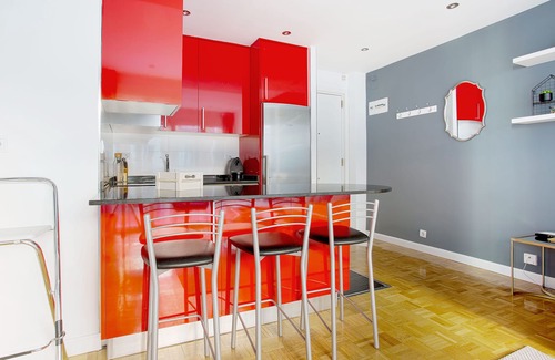 Jeronimos Apartment | Elegant Retreat by Museo del Prado with Spa & Kitchen