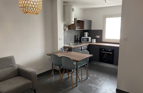 Sainte-Clotilde Centre Apartment | Top-Rated T3 Apartment with Family-Friendly Amenities