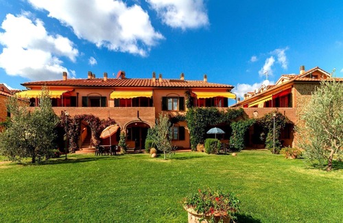 Sughera Apartment | Idyllic Apartment Near San Gimignano with Pool & Views