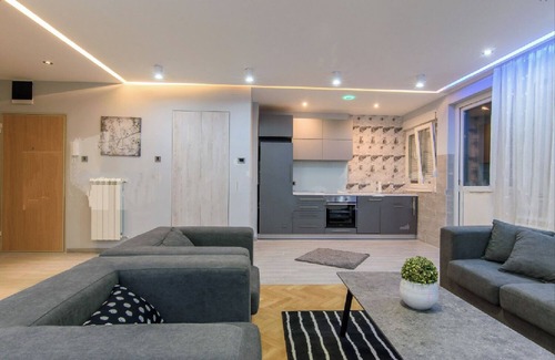 Vracar Apartment | Bright New Apartment in City Center with Pool & Spa