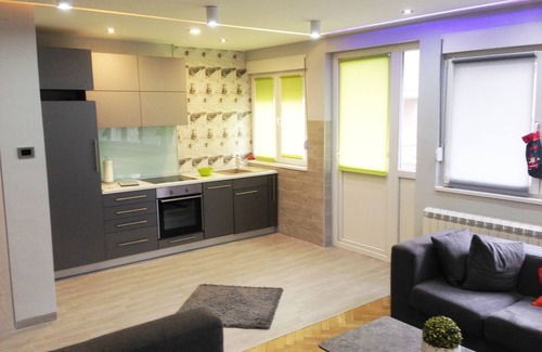 Vracar Apartment | Bright New Apartment in City Center with Pool & Spa