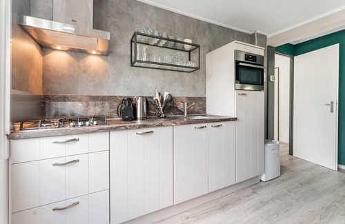 Kaatsheuvel House | Relaxing Bungalow with Spa Near Efteling for Families