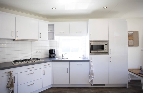 Velsen-Zuid Ski Chalet | Nice chalet with dishwasher