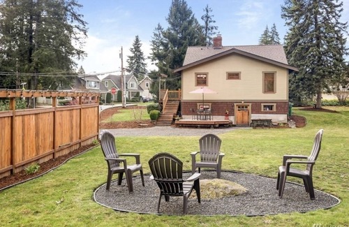 Kirkland House | Cozy Family Retreat with Breakfast and Kitchen Amenities