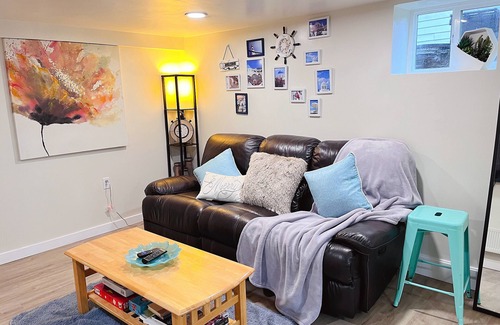 Kirkland House | Cozy Family Retreat with Breakfast and Kitchen Amenities