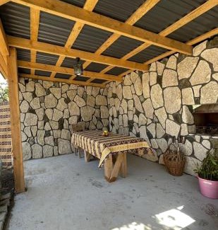 Kaputan Ski Chalet | Charming Cottage in Dilijan with Hot Tub and Kitchen