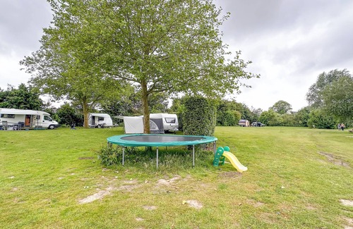 Lage Zwaluwe House | Nice cottage on a farm campsite near Breda