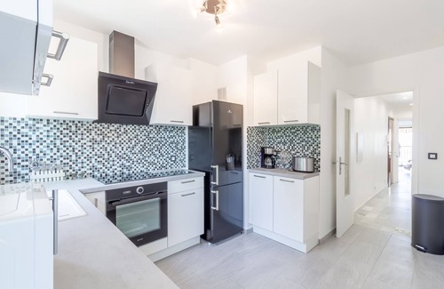 Fabron Apartment | Sea View F3: Family-Friendly Retreat with Pool & Oceanfront