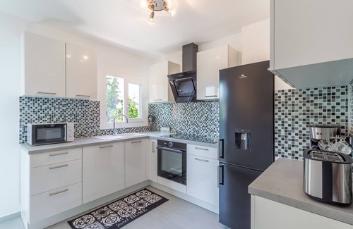 Fabron Apartment | Sea View F3: Family-Friendly Retreat with Pool & Oceanfront