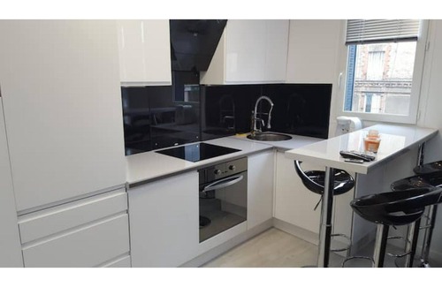 Suresnes Apartment | Cozy 2-Bedroom Flat Just 15 Mins from Paris-La Defense