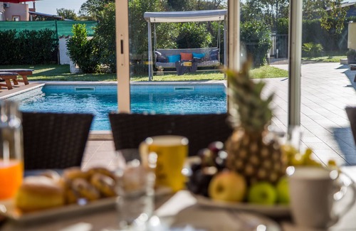 Valbandon House | Cozy Holiday Home with Heated Pool Steps from the Sea