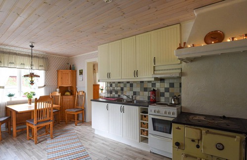 Arjang House | Inviting 2 Bedroom Getaway with Lake View in Årjäng