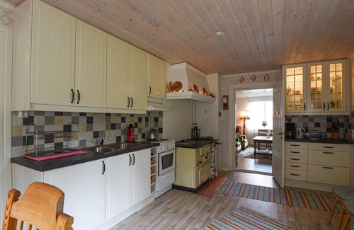 Arjang House | Inviting 2 Bedroom Getaway with Lake View in Årjäng