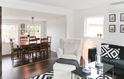 Fasalt House | Inviting Home in Rkelljunga with Pet-Friendly Amenities