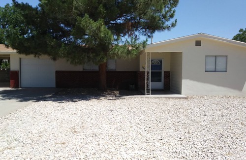 Carlsbad House | Ideal Family Retreat with Spa, Breakfast & Hot Tub