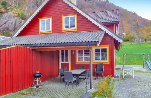 Akra House | Tranquil Stay at Åkrafjord: Lake View & Spa Amenities