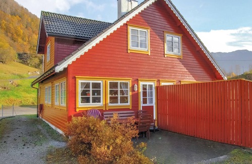 Akra House | Tranquil Stay at Åkrafjord: Lake View & Spa Amenities