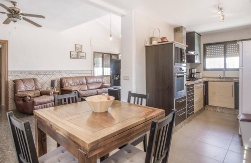 Alberic House | Family-Friendly 4 Bedroom Retreat in Alberique with Pool