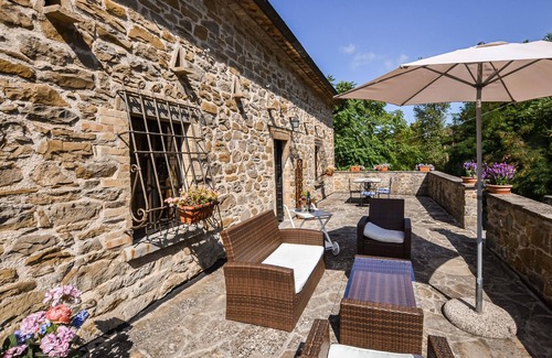 Apecchio House | Spacious 5 Bedroom Getaway in Apecchio with Pool & Spa