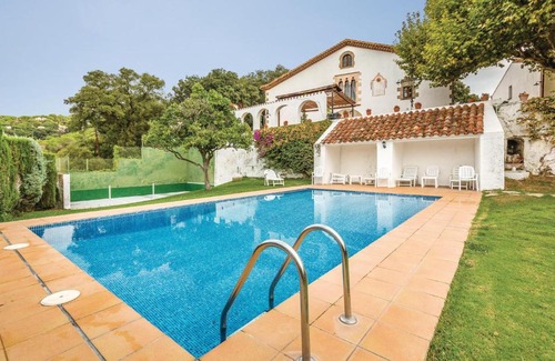 Arenys de Munt House | Cozy Retreat at Nice Home in Arenys De Munt with Pool