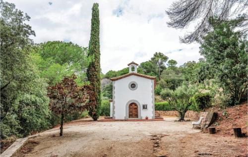 Arenys de Munt House | Cozy Retreat at Nice Home in Arenys De Munt with Pool