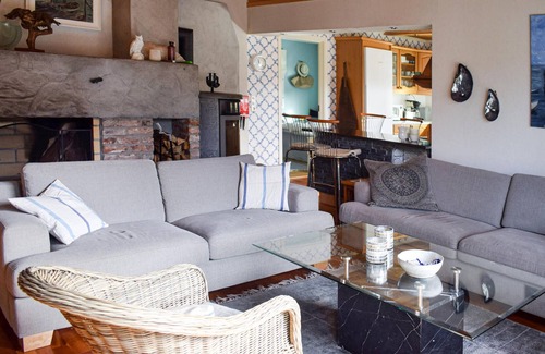 Halden House | Serene Cottage by the Bay with Lake Views near Halden