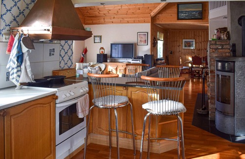Halden House | Serene Cottage by the Bay with Lake Views near Halden