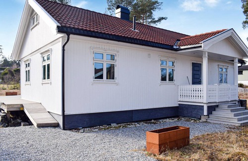 Halden House | Serene Cottage by the Bay with Lake Views near Halden