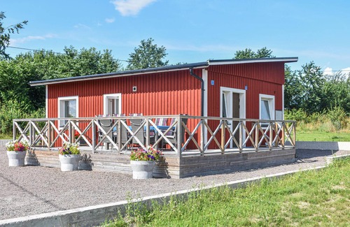 Billesholm House | Charming Countryside Cottage with Lake View & Spa Amenities