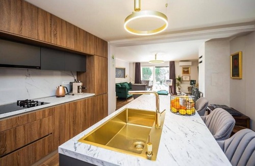 Bizovac House | Relaxing Family Getaway with Hot Tub and Lake View