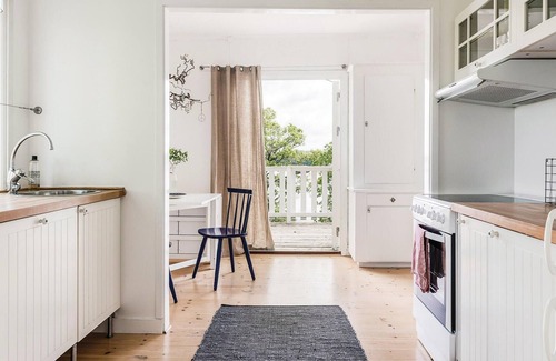 Bodafors House | Cozy Cottage in Norra Sandsjö with Lake View & Spa