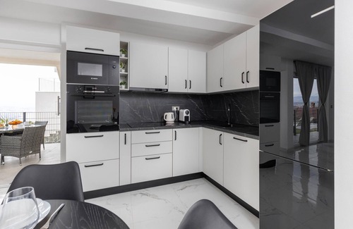 Bregi House | Cozy 1 Bedroom Retreat with Ocean Views in Bregi