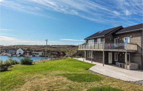 Bomlo House | Tranquil Getaway in Bremnes with Oceanfront Views