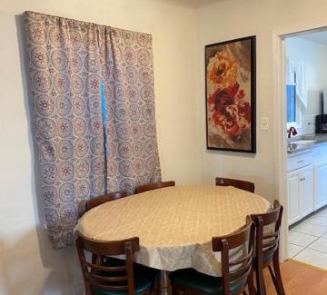 Burbank House | Comfortable Home in Burbank with Family-Friendly Amenities