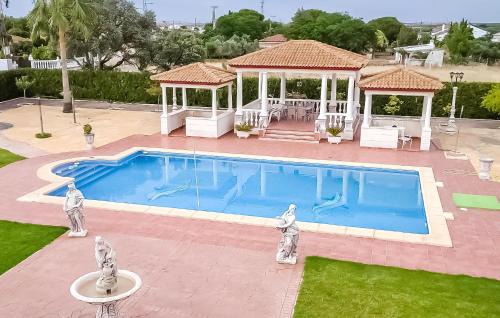 La Carlota House | Inviting Home in Córdoba with Pool & High-Speed Wifi
