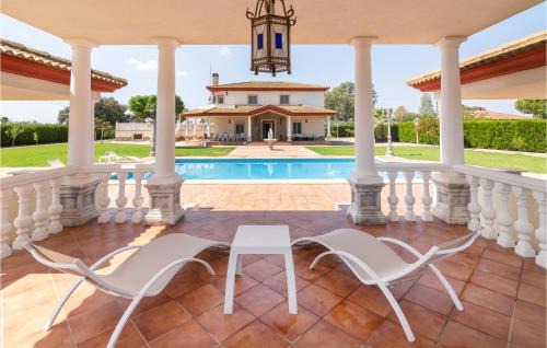La Carlota House | Inviting Home in Córdoba with Pool & High-Speed Wifi