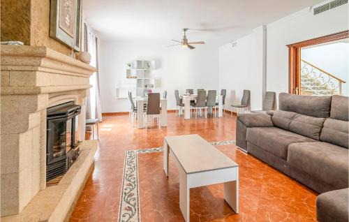 La Carlota House | Inviting Home in Córdoba with Pool & High-Speed Wifi